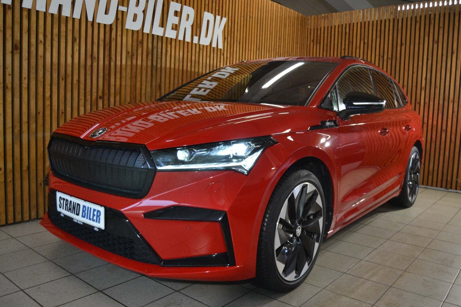 Rød Skoda Enyaq fra 2021 set udefra