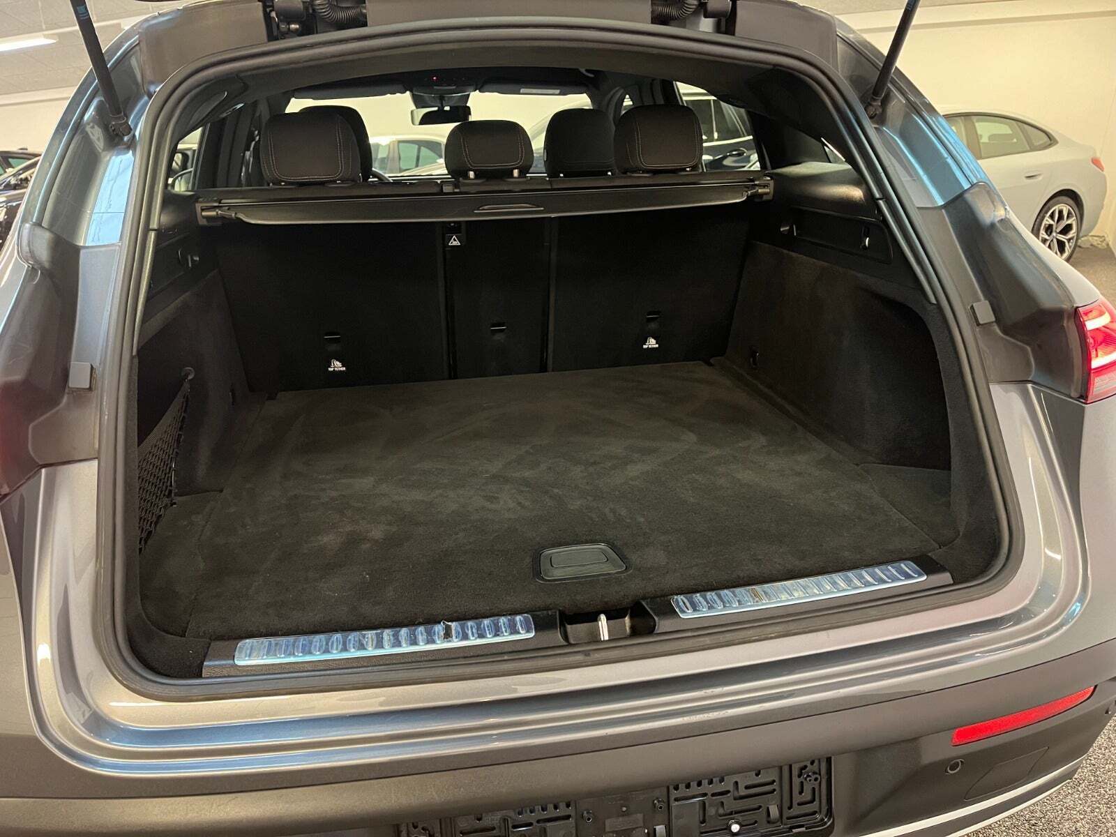 Grå Mercedes EQC400 fra 2023