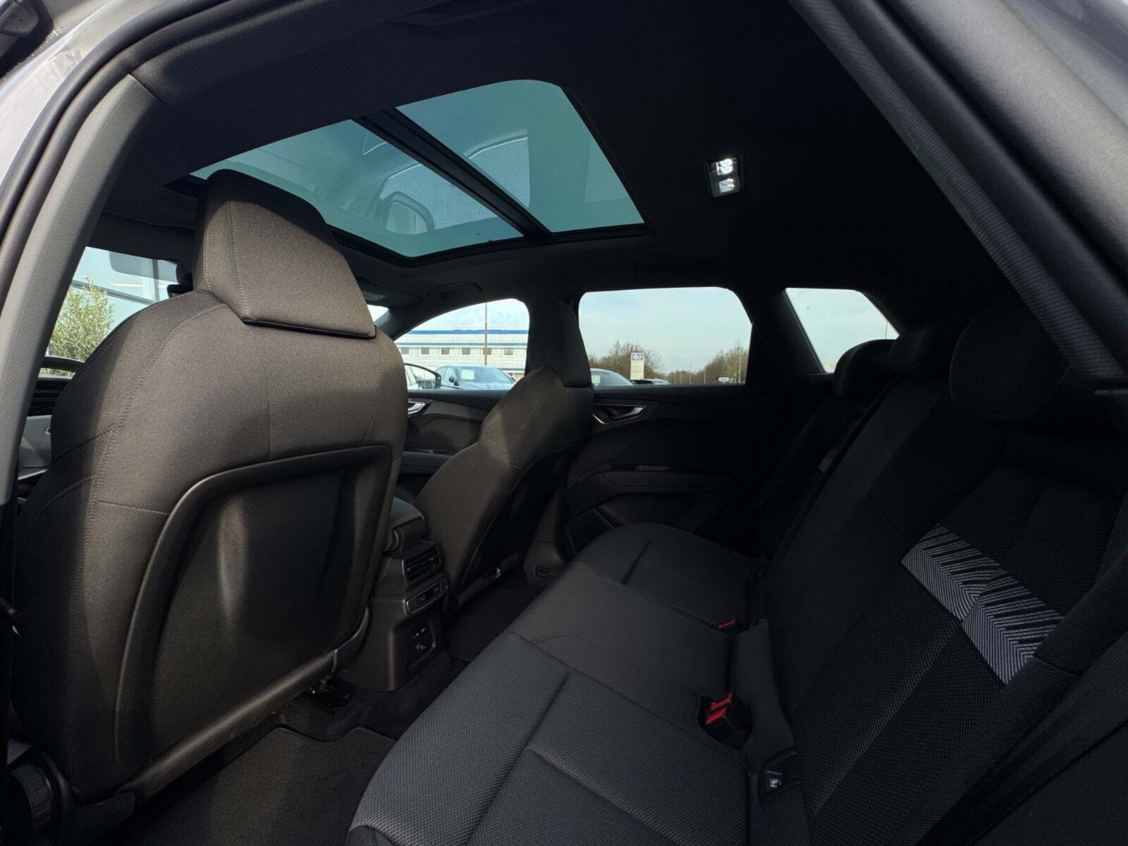 Gul Audi Q4 e-tron fra 2022