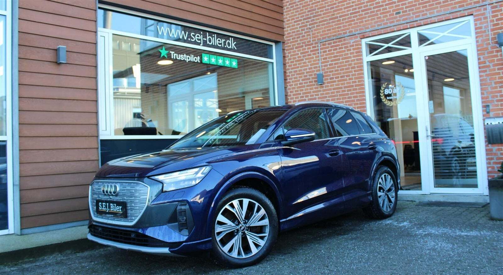 Blå Audi Q4 e-tron fra 2022 set udefra