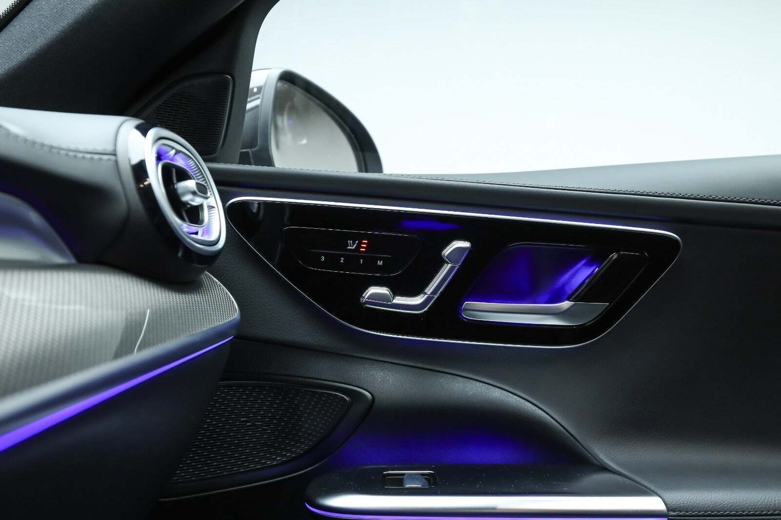 Grå Mercedes C300 e fra 2022