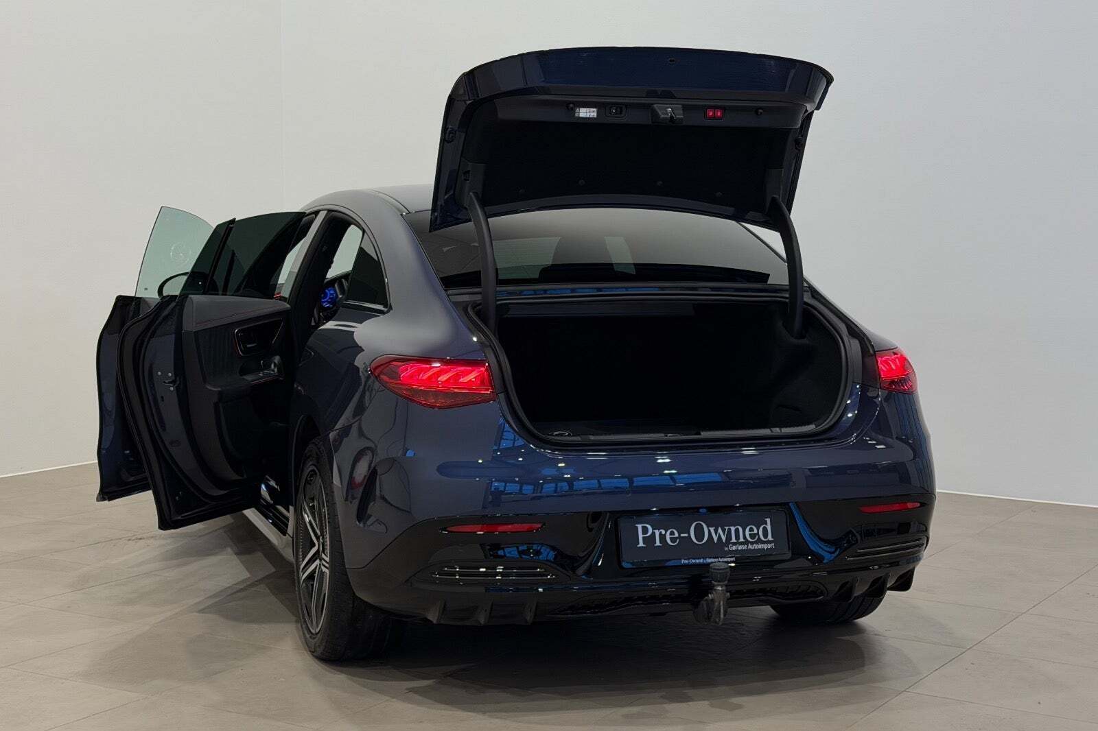 Blå Mercedes EQE300 fra 2023
