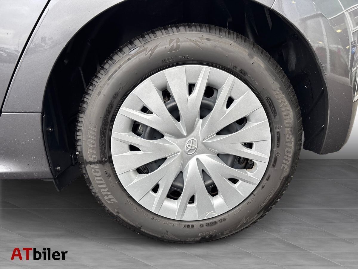 Grå Toyota Yaris fra 2021