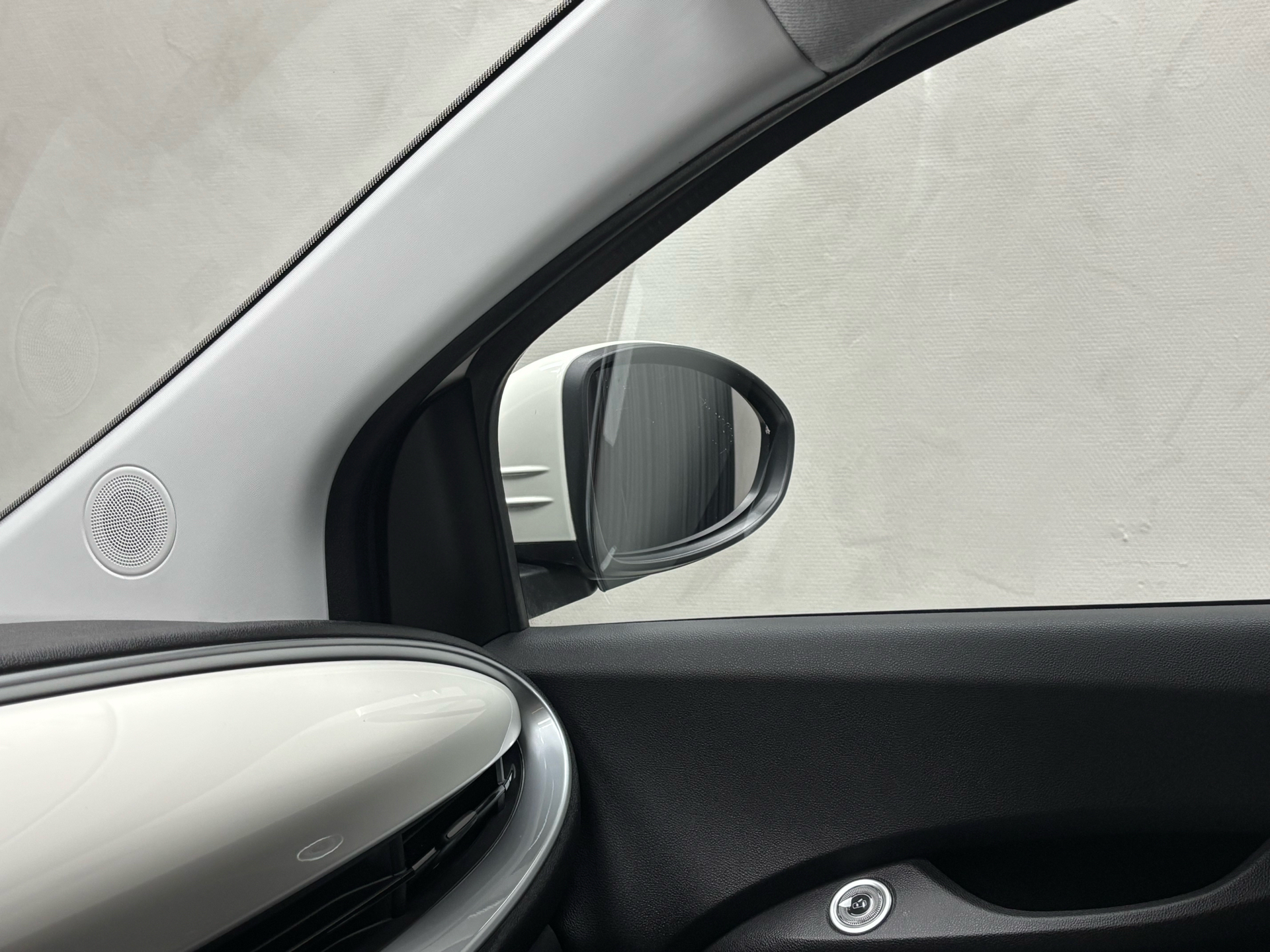 Hvid Fiat 500e fra 2023