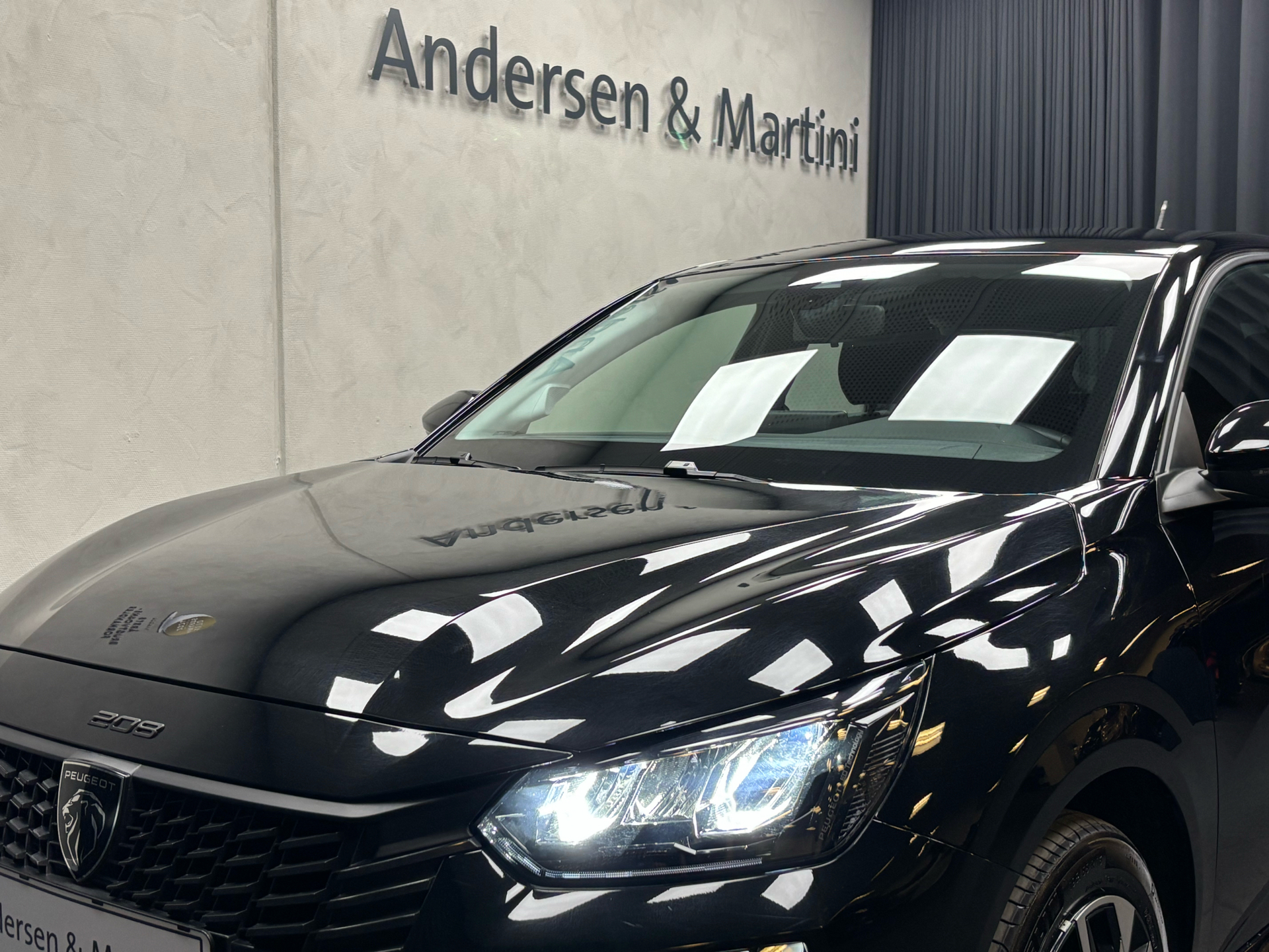 Sort Peugeot e-208 fra 2025