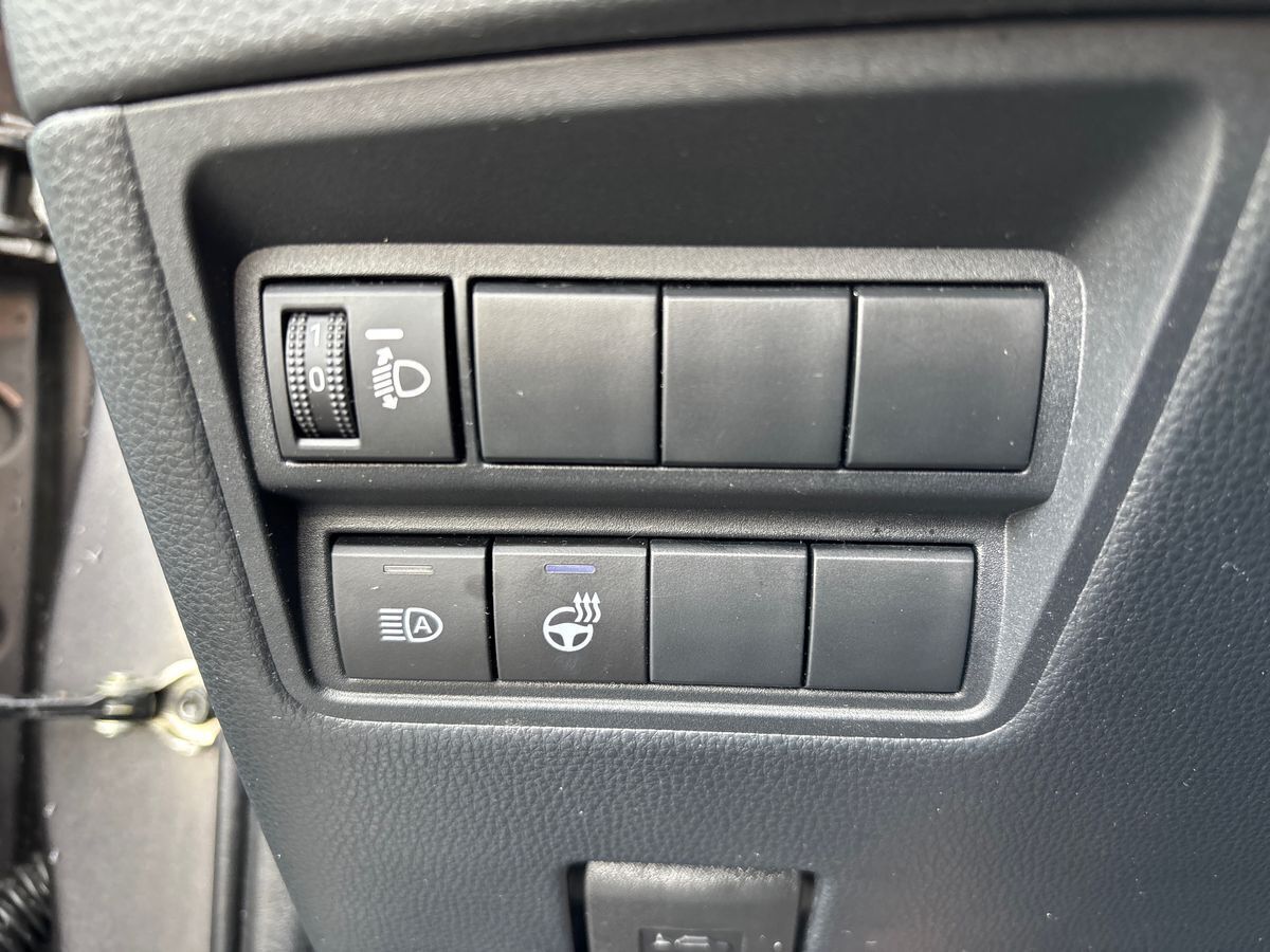 Grå Toyota Yaris fra 2021