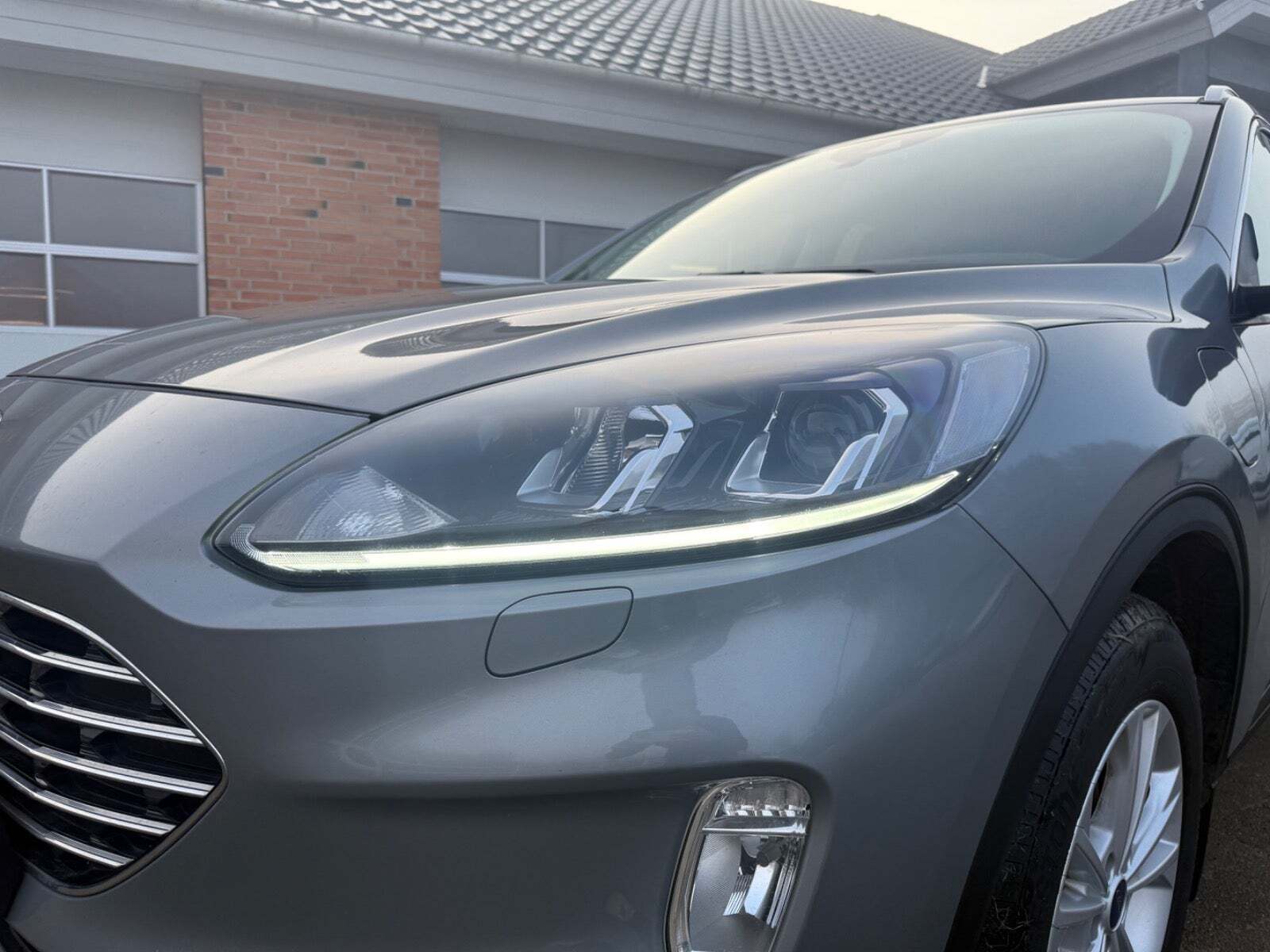 Grå Ford Kuga fra 2021