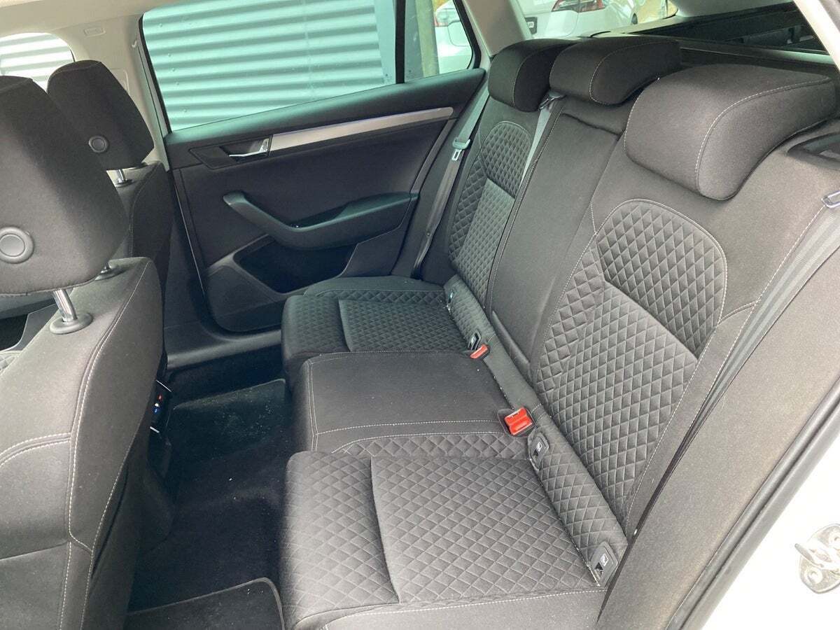 Hvid Skoda Superb fra 2018