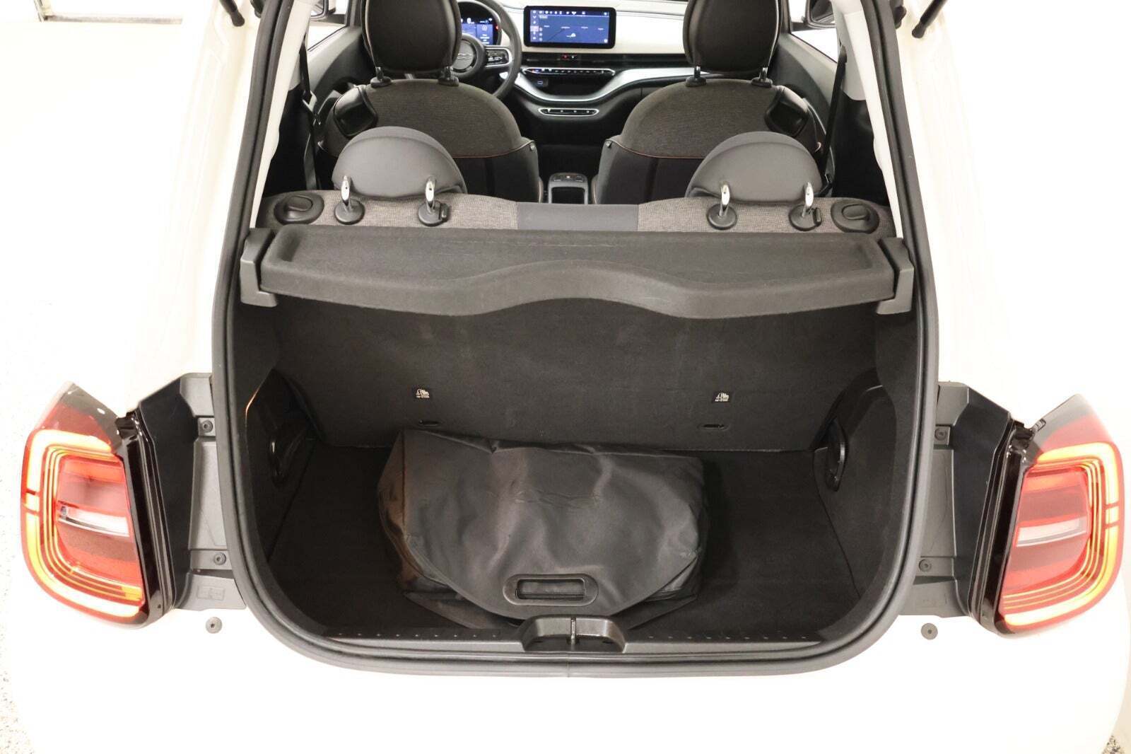 Hvid Fiat 500e fra 2022