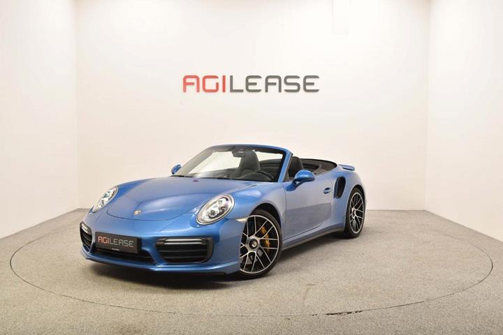 Blå Porsche 911 Turbo S fra 2016 set udefra