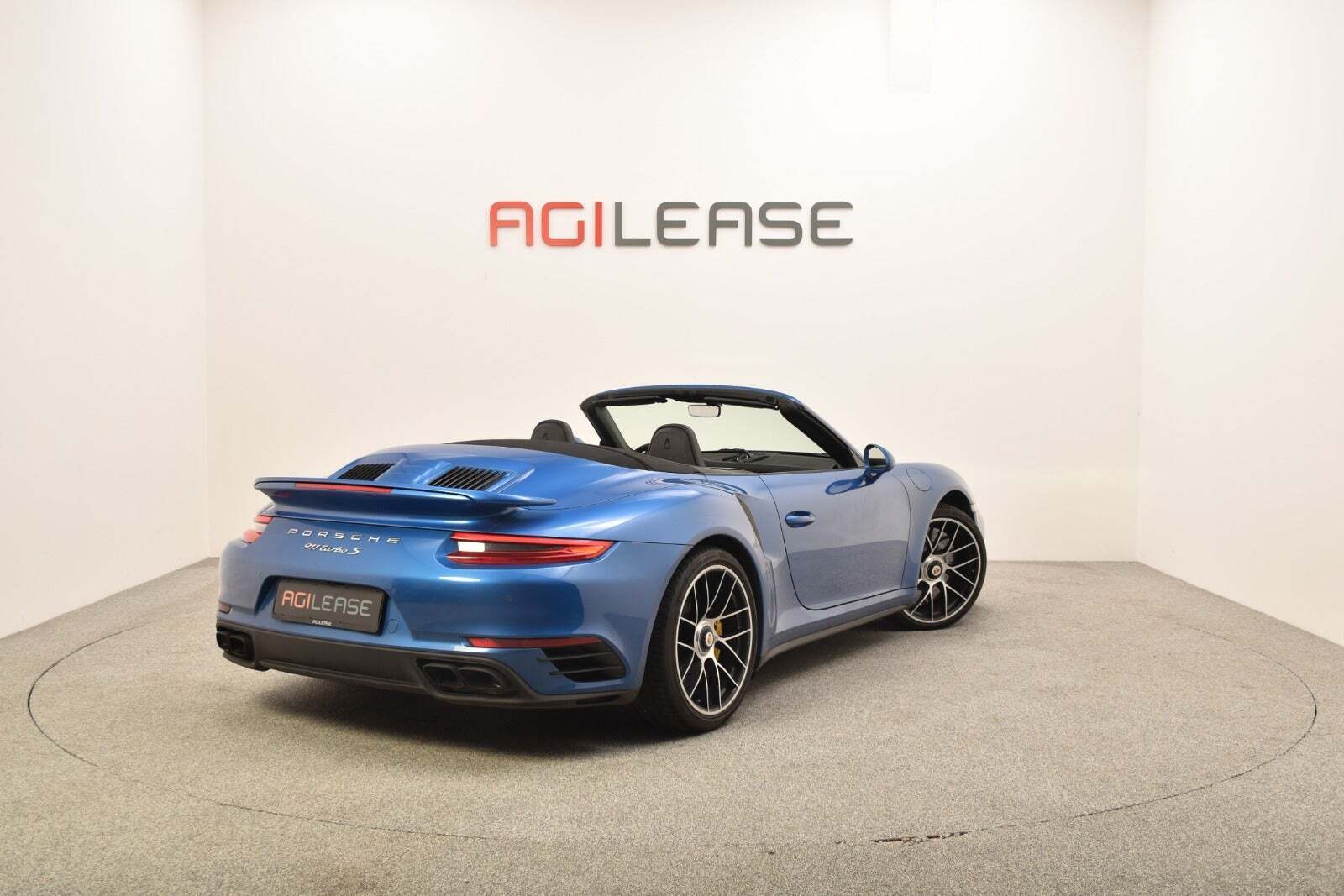 Blå Porsche 911 Turbo S fra 2016