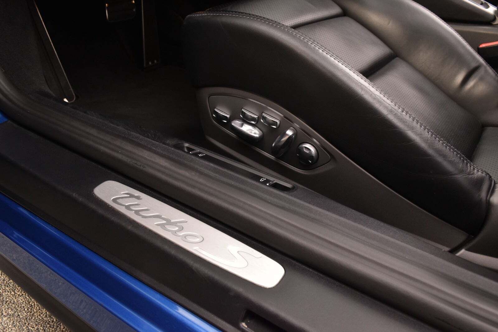 Blå Porsche 911 Turbo S fra 2016