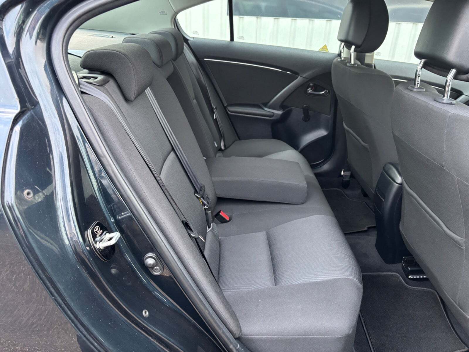 Blå Toyota Avensis fra 2011