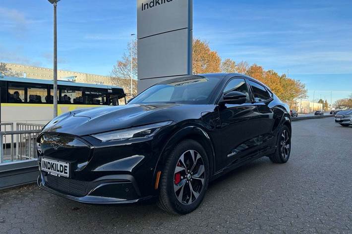 Sort Ford Mustang Mach-E fra 2023 set udefra