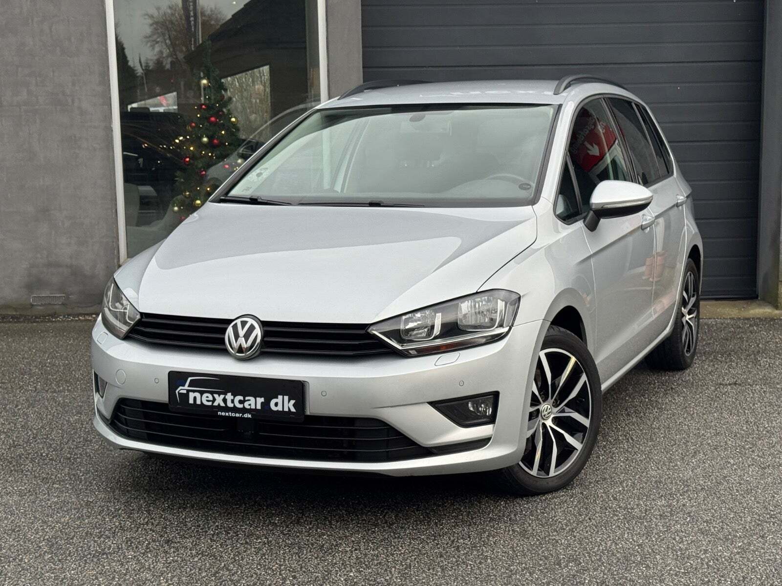 Sølv VW Golf Sportsvan fra 2015 set udefra