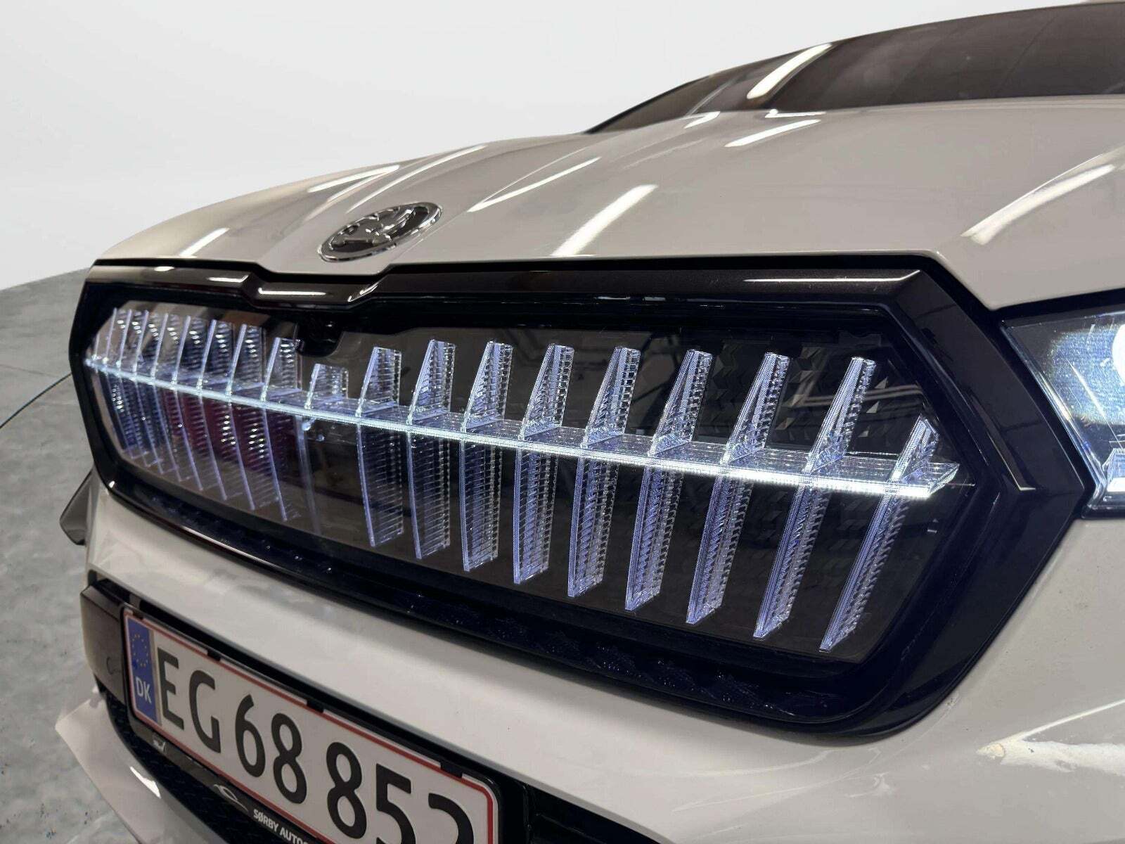 Hvid Skoda Enyaq fra 2022