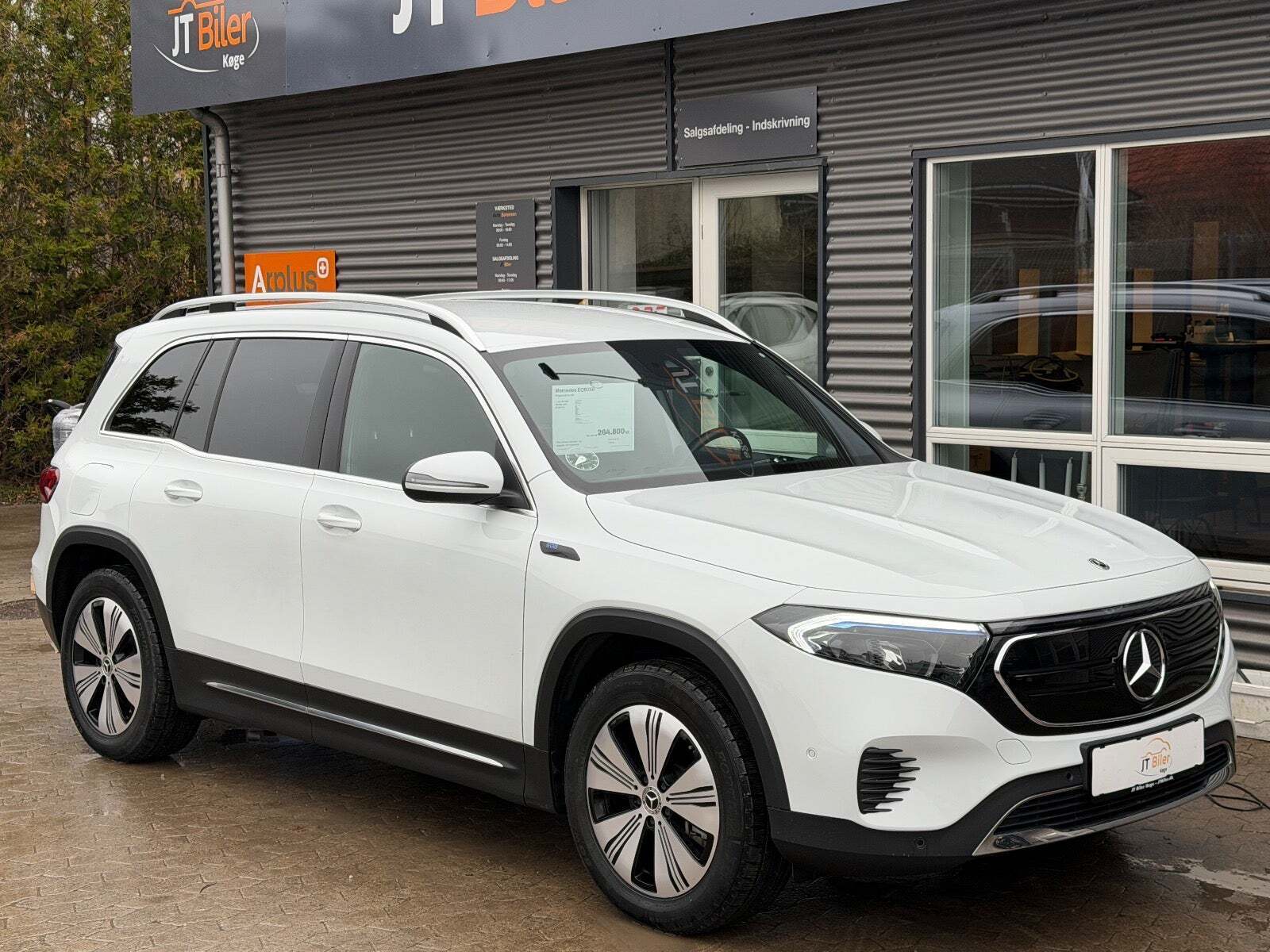Hvid Mercedes EQB250 fra 2022 set udefra