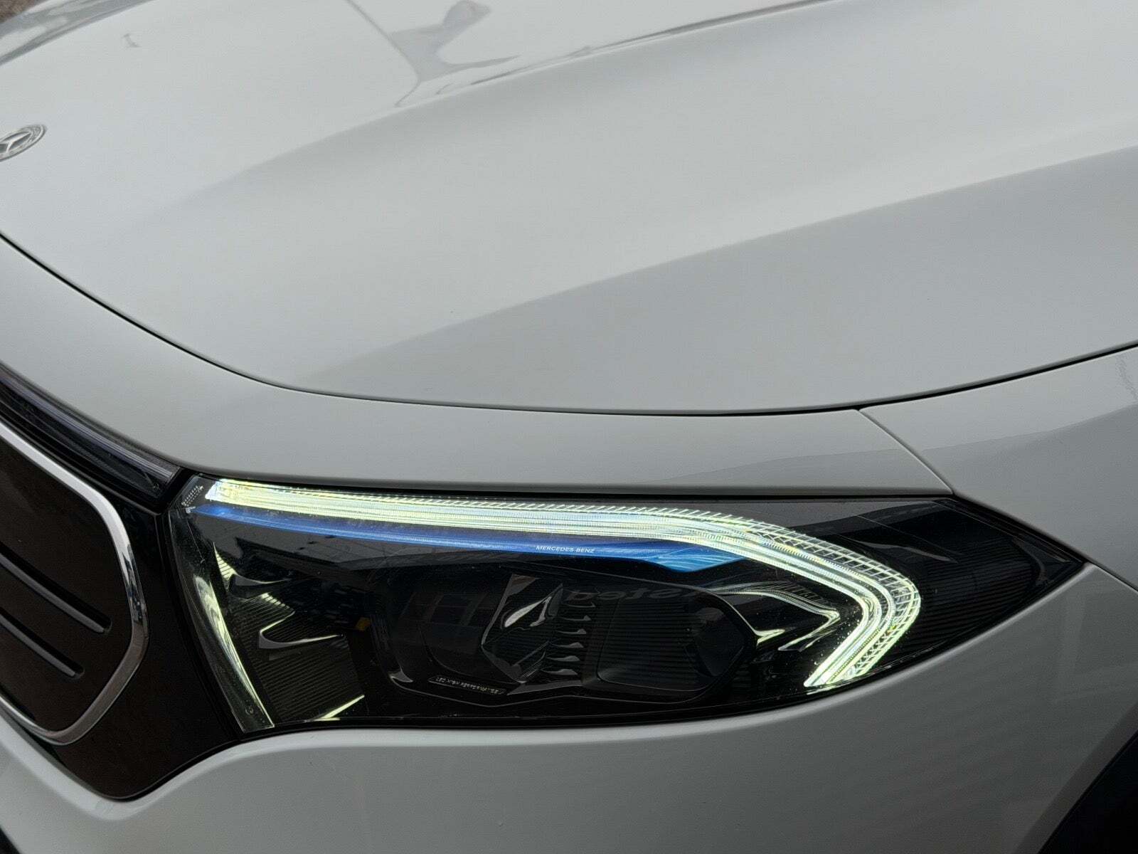 Hvid Mercedes EQB250 fra 2022