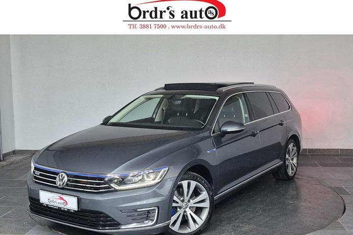 Grå VW Passat fra 2016 set udefra
