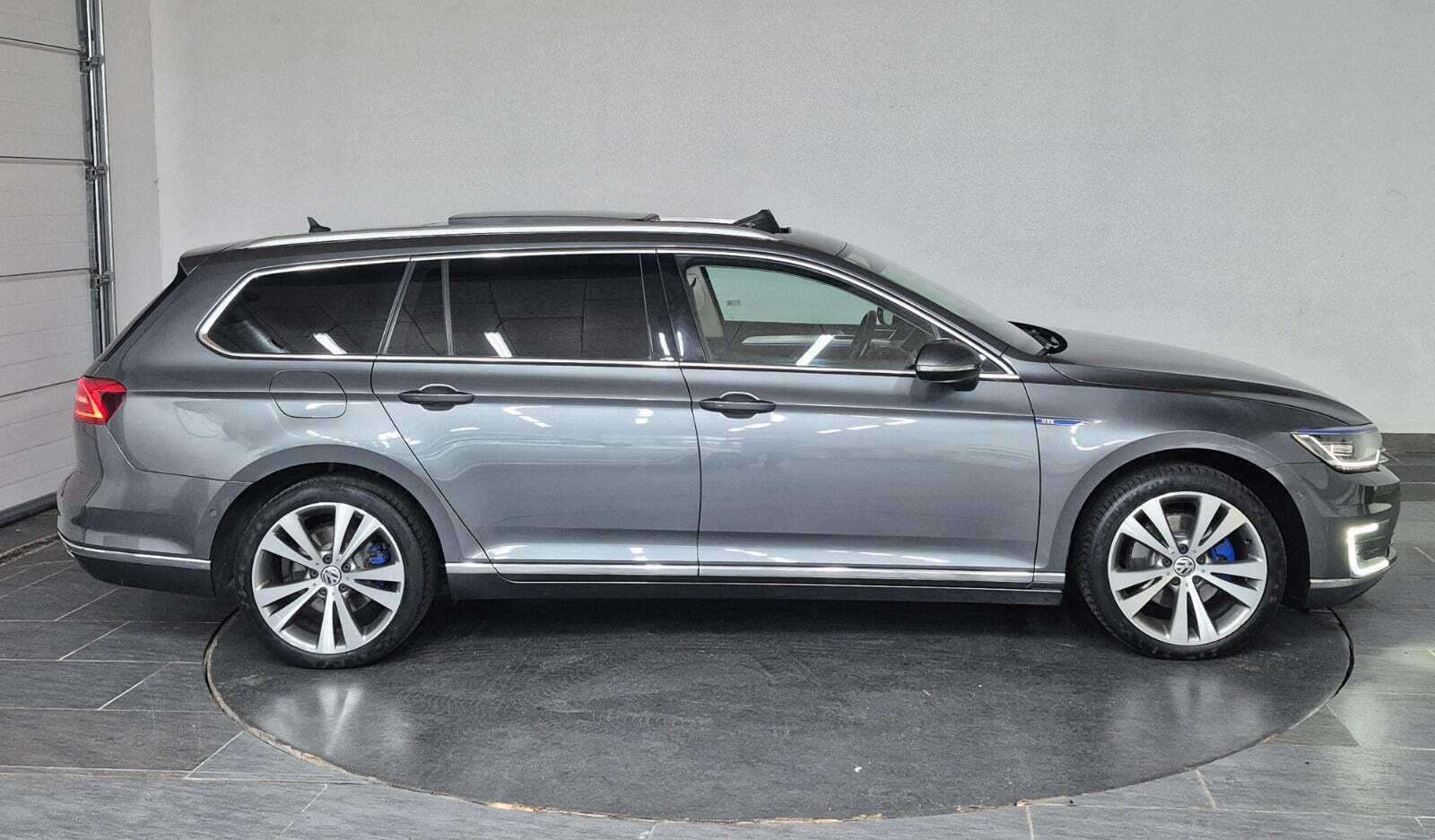 Grå VW Passat fra 2016