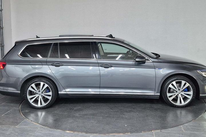 Grå VW Passat fra 2016