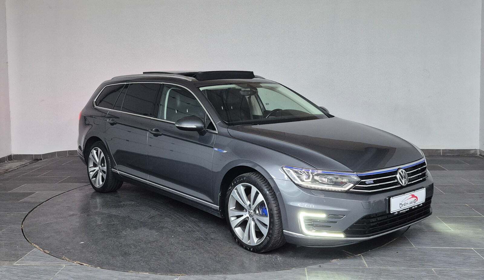 Grå VW Passat fra 2016