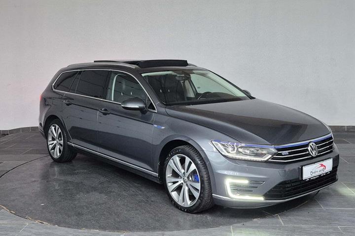 Grå VW Passat fra 2016