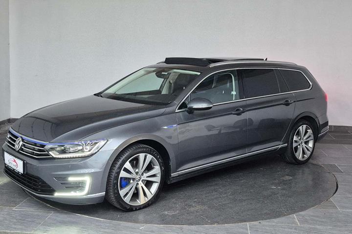 Grå VW Passat fra 2016