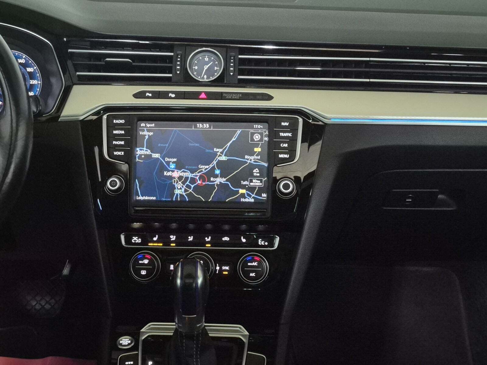 Grå VW Passat fra 2016