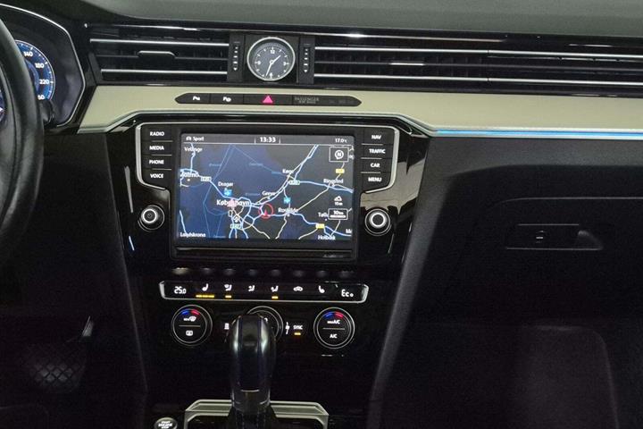 Grå VW Passat fra 2016