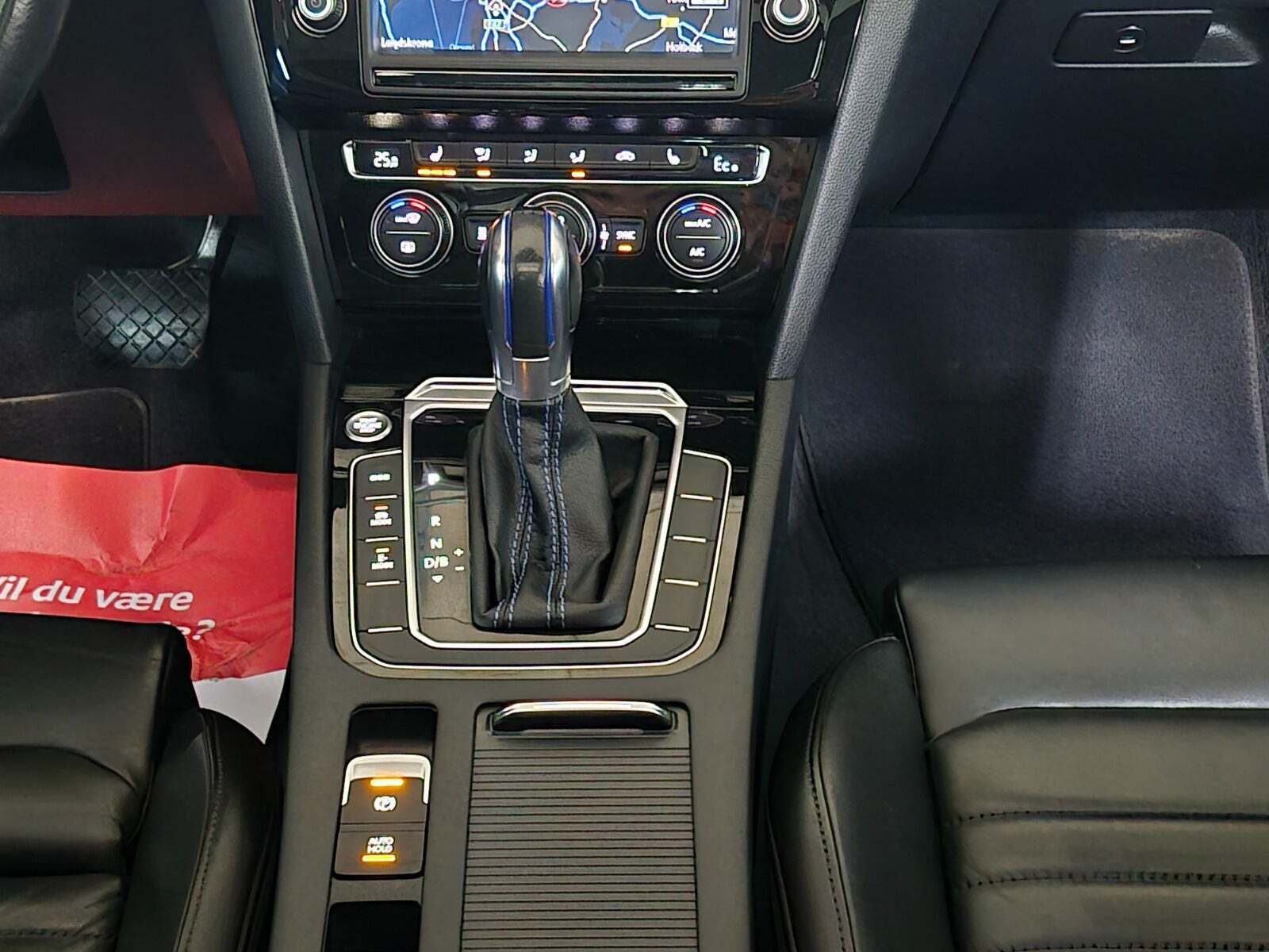 Grå VW Passat fra 2016