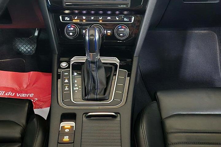 Grå VW Passat fra 2016