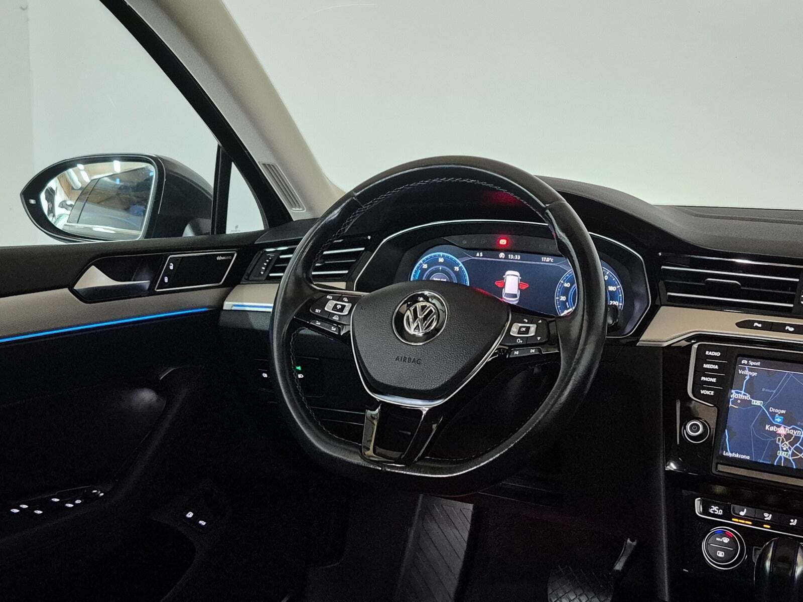 Grå VW Passat fra 2016