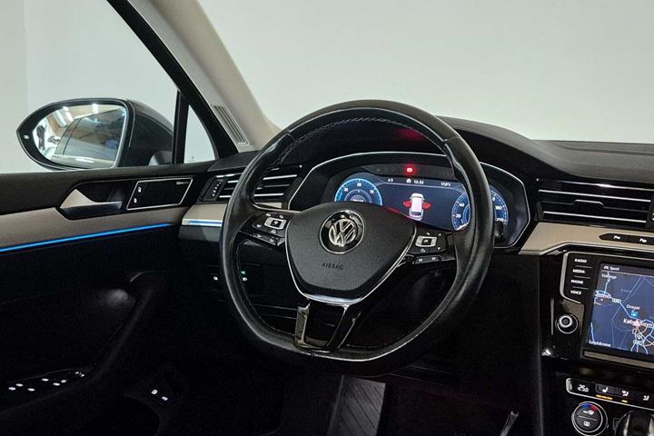 Grå VW Passat fra 2016