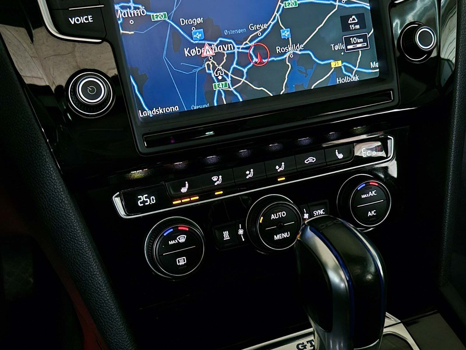 Grå VW Passat fra 2016