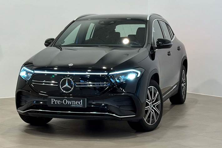 Sort Mercedes EQA250 fra 2021 set udefra
