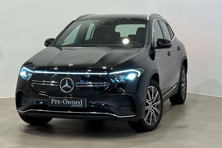 Sort Mercedes EQA250 fra 2021 set udefra