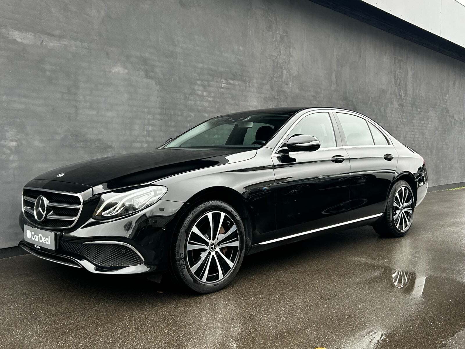 Sort Mercedes E300 de fra 2020 set udefra