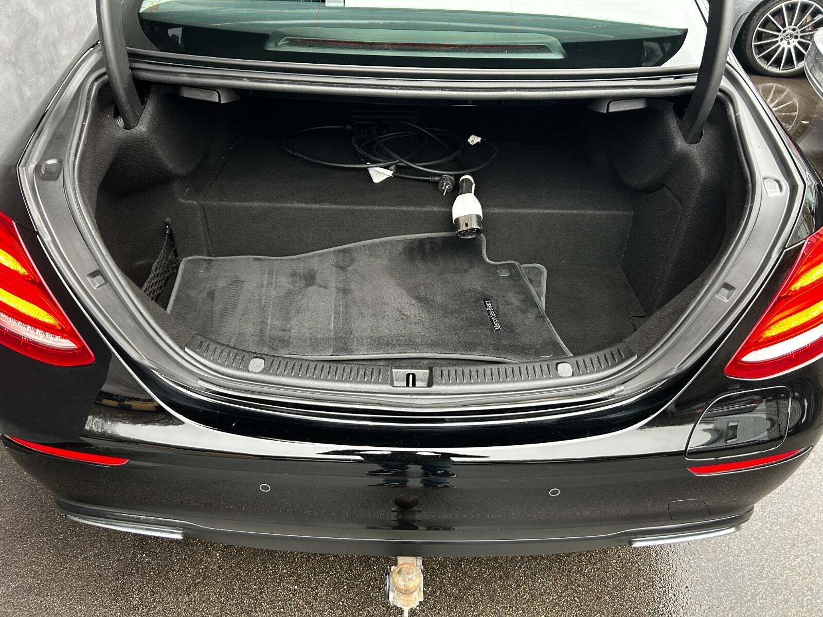 Sort Mercedes E300 de fra 2020