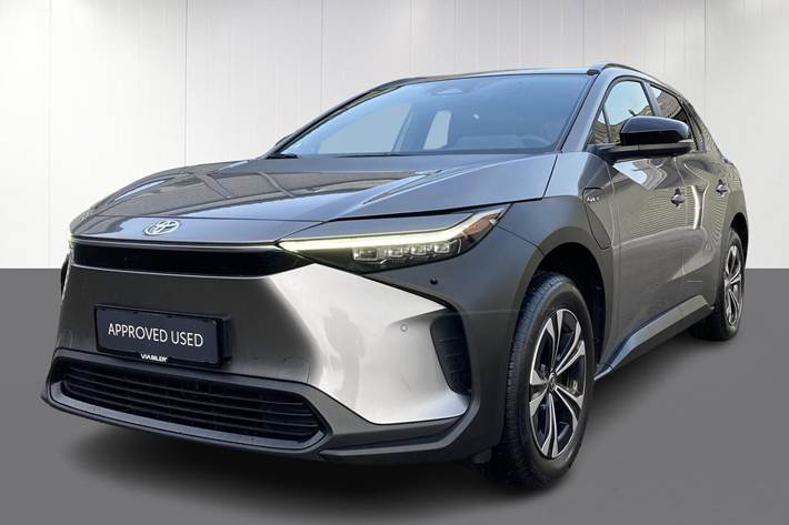 Grå Toyota BZ4X fra 2024 set udefra