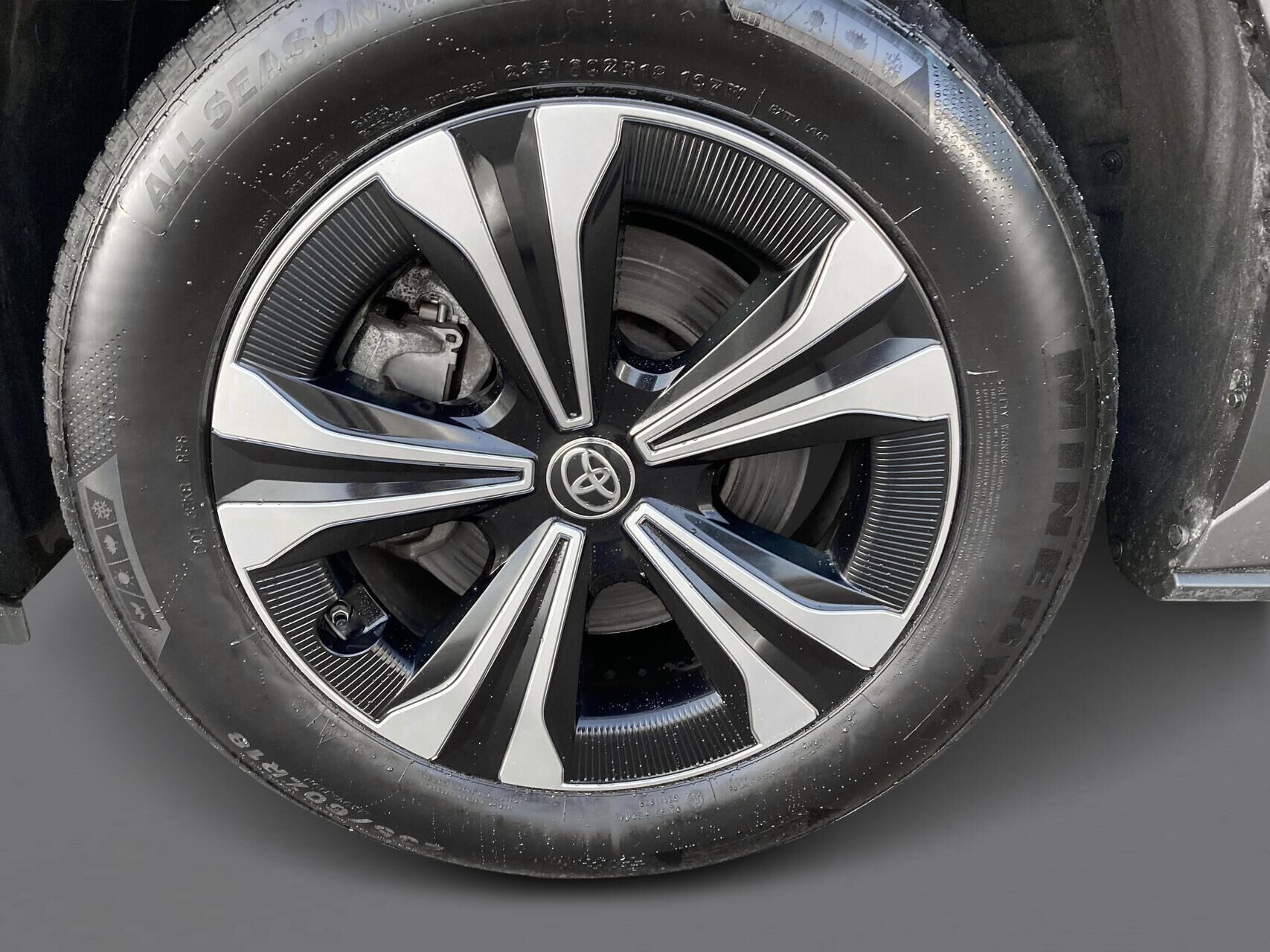 Grå Toyota BZ4X fra 2024