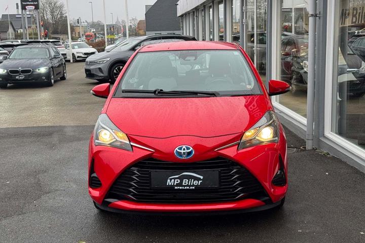 Rød Toyota Yaris fra 2020
