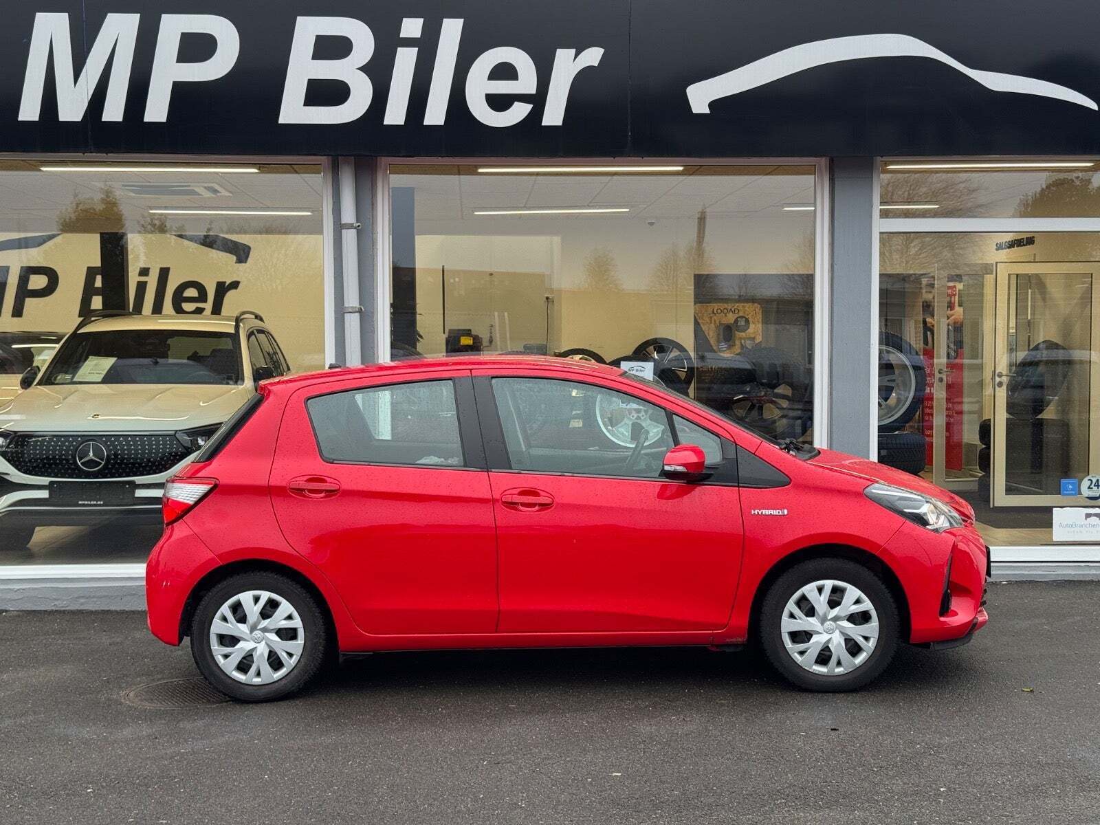 Rød Toyota Yaris fra 2020