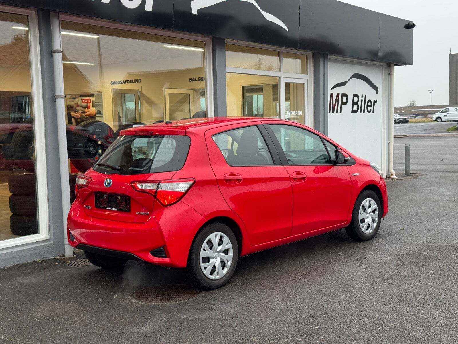 Rød Toyota Yaris fra 2020