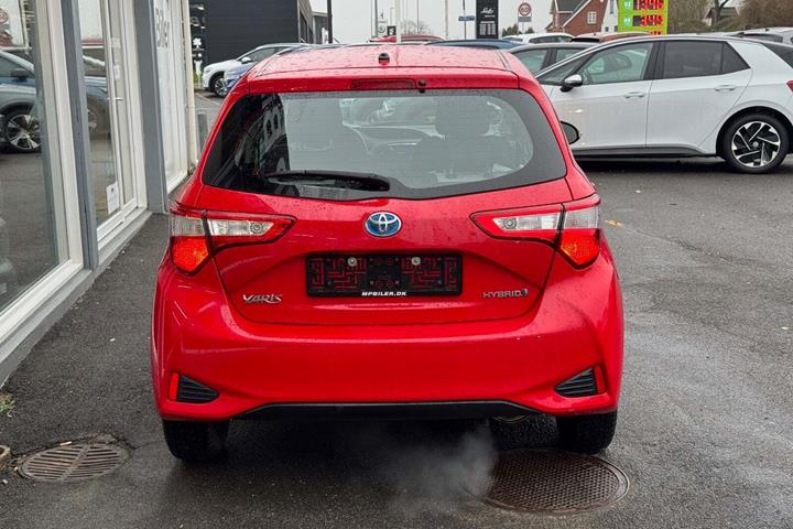 Rød Toyota Yaris fra 2020