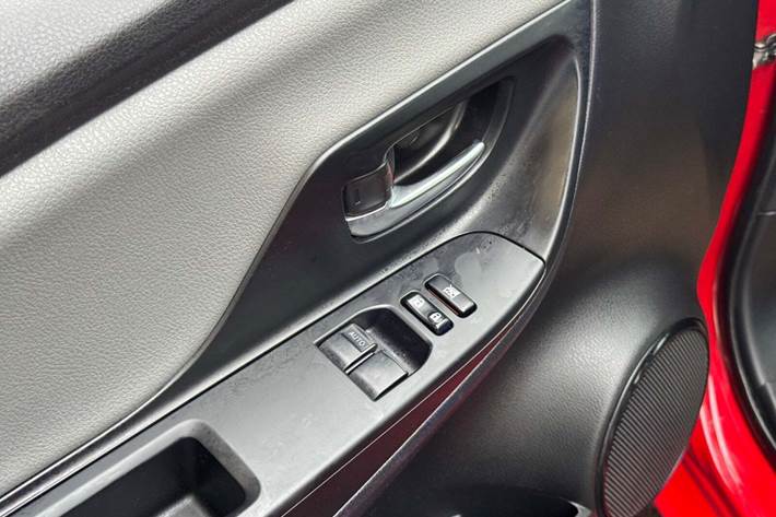 Rød Toyota Yaris fra 2020