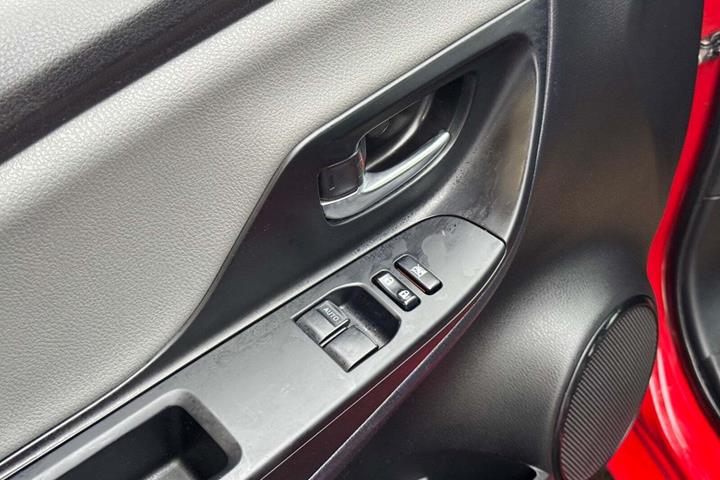 Rød Toyota Yaris fra 2020