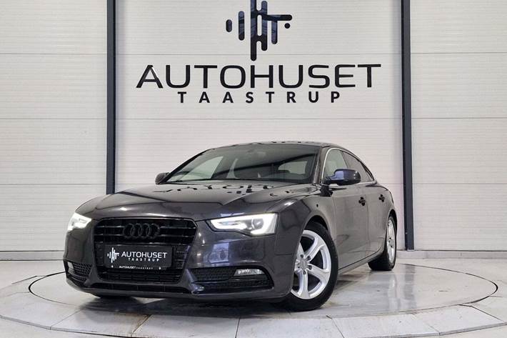 Grå Audi A5 fra 2014 set udefra