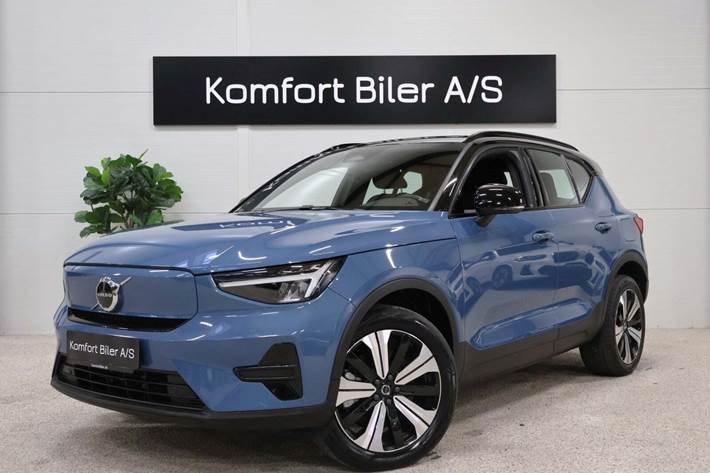 Blå Volvo XC40 fra 2022 set udefra