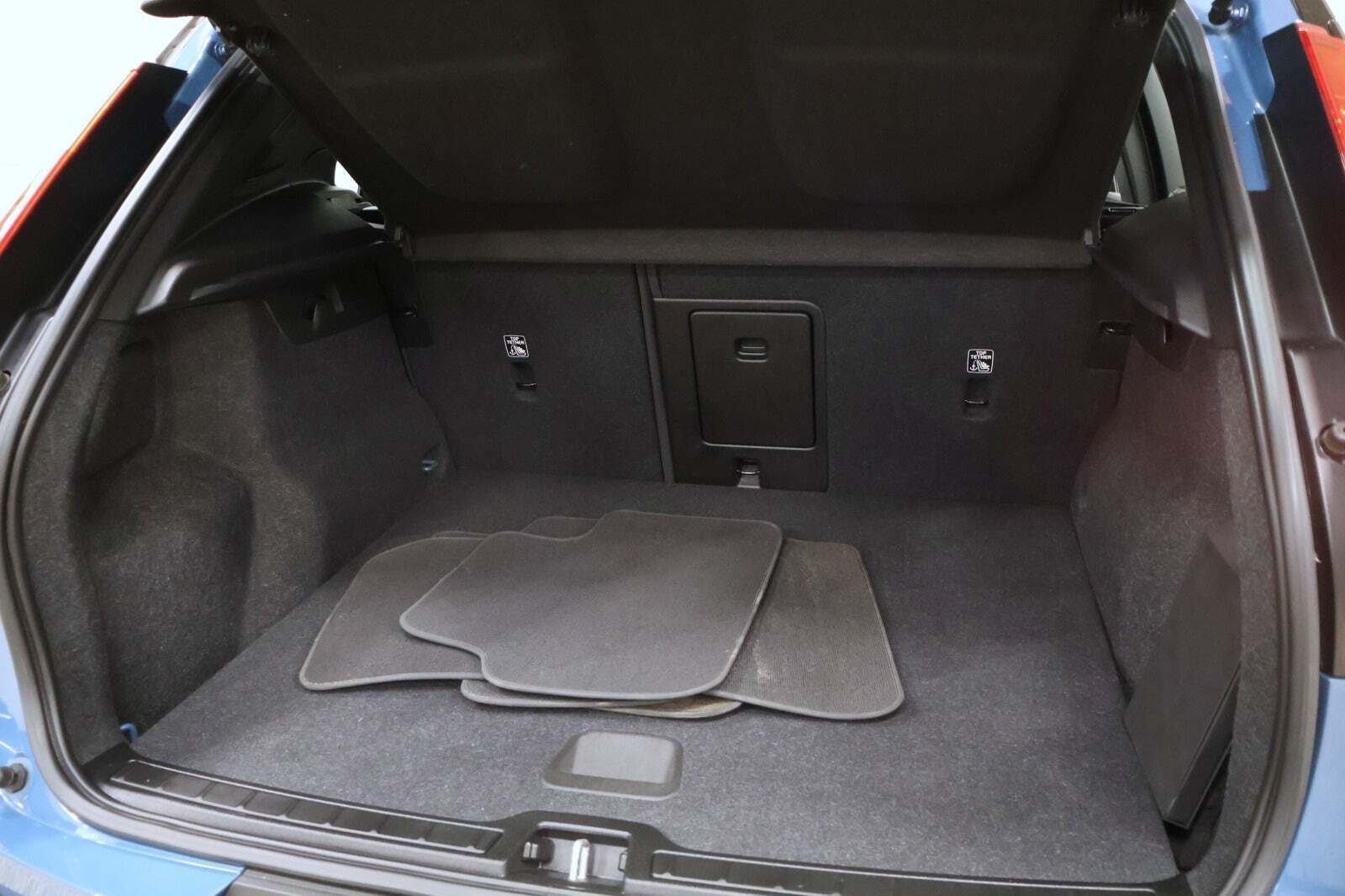 Blå Volvo XC40 fra 2022